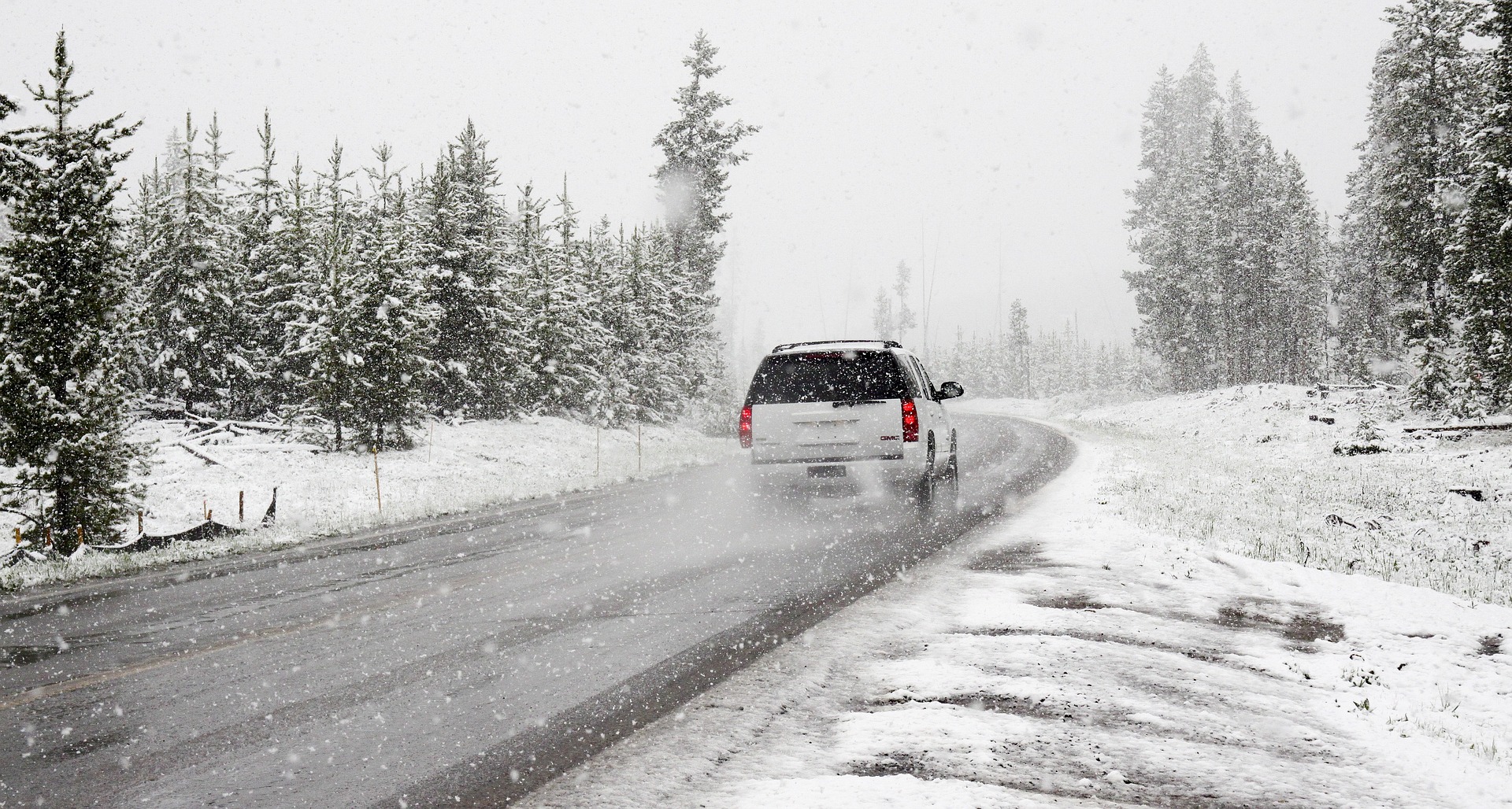 Czego unikać podczas jazdy samochodem zimą